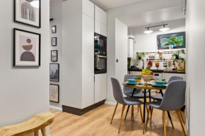 Tova Pearl - Cozy, Modern 2BR Apt, DT, Ultracentral, Chabad across street, 20 min by foot to Old Town